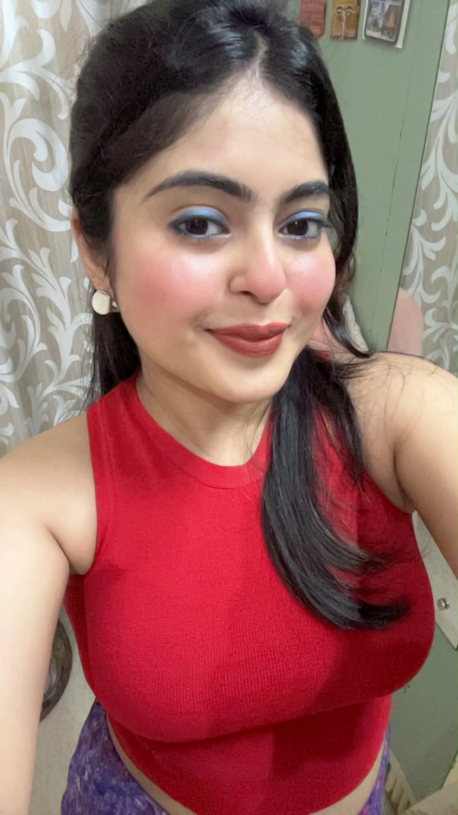 Anushka holding flowers